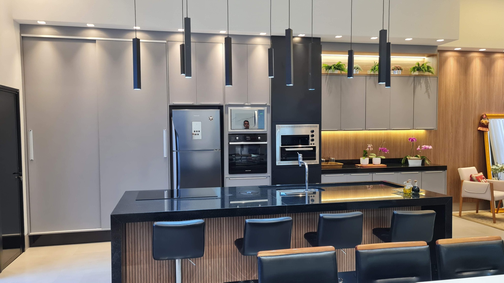 Cozinha planejada com ilha e iluminação embutida