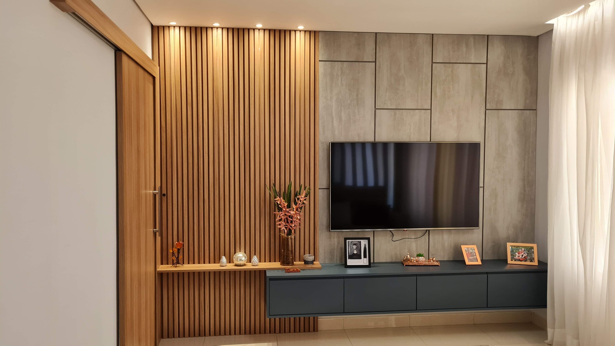 Sala com painel de TV e marcenaria planejada